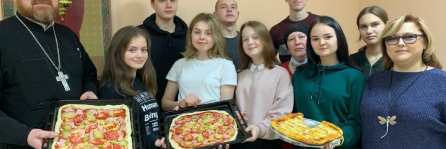 Благочинный Московского округа Нижнего новгорода принял участие в мастер-классе по изготовлению пиццы