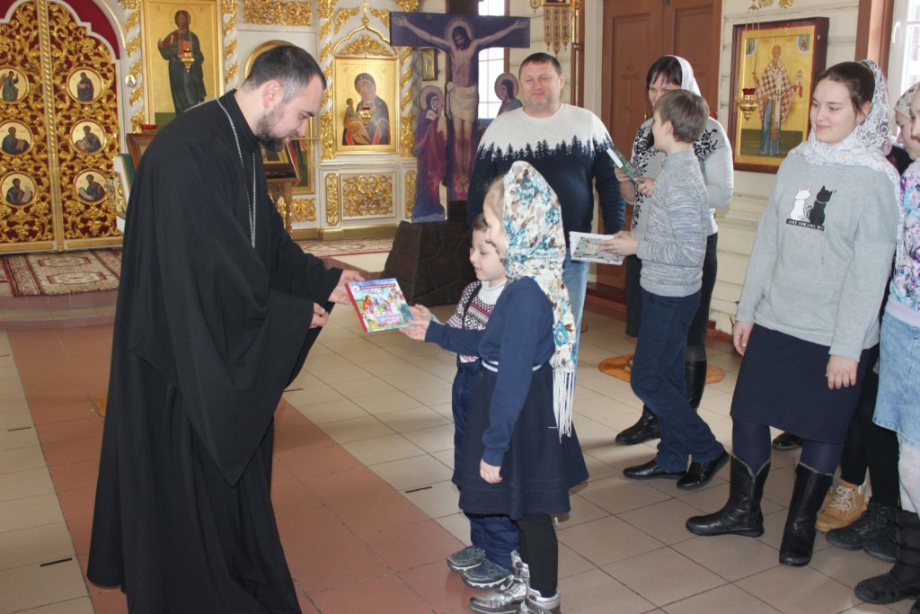 «День православной книги» прошел в храме в честь Тихвинской иконы Божией Матери