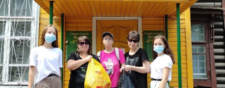 В социальном центре «Очаг» активисты Молодёжного волонтёрского движения Московского благочиния раздавали продукты питания нуждающимся