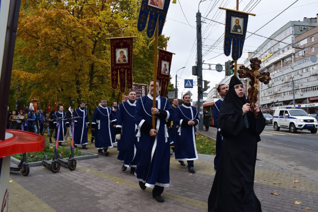 Волонтёры молодёжного движения Московского благочиния приняли участие в крестном ходе