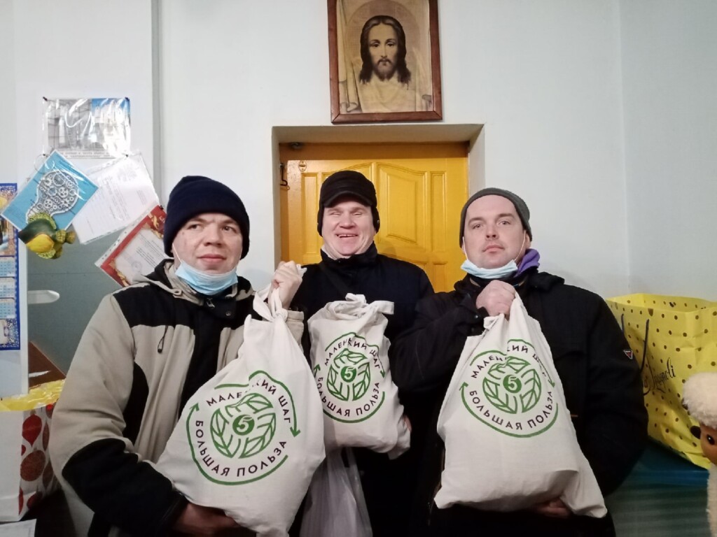 Волонтеры Московского благочиния раздали продуктовые наборы, сформированные благодаря общегородскому марафону «Корзина доброты».