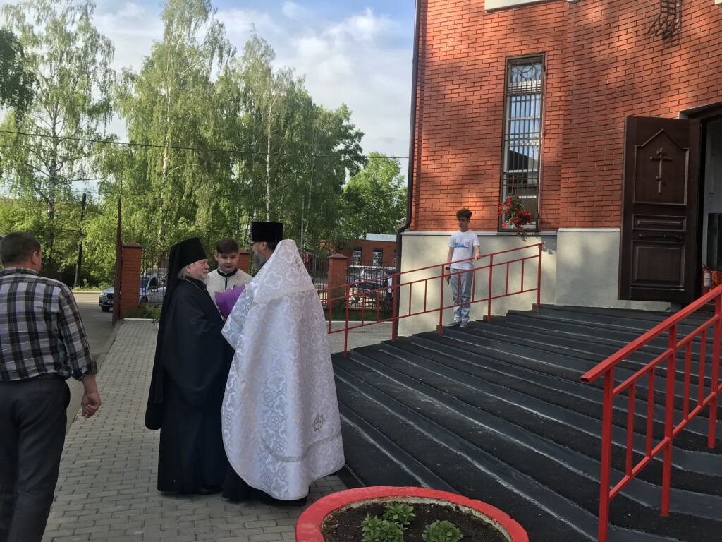 Епископ Балахнинский Илия возглавил Божественную литургию в храме во имя Пресвятой Живоначальной Троицы Московского благочиния