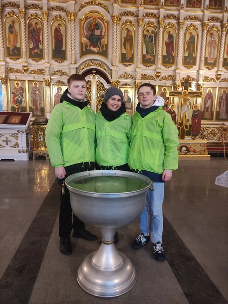 Волонтеры из Московского благочиния помогали на клиросном послушании и на розливе воды во время Богослужения на праздник Крещения Господня 19 января 2023 года
