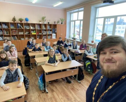 Помощник благочинного Московского округа иерей Иаков Покровский посетил школу №21 Московского района