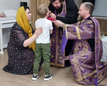 Воспитанников православного садика причастили Святых Христовых Таин клирики Московского благочиния
