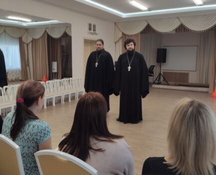 Благочинный и новый духовник православного детского сада встретились с педагогическим составом