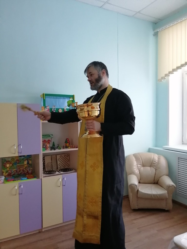 Помощник благочинного Московского района по общим вопросам иерей Игорь Юрасов провел чин освящения детского сада