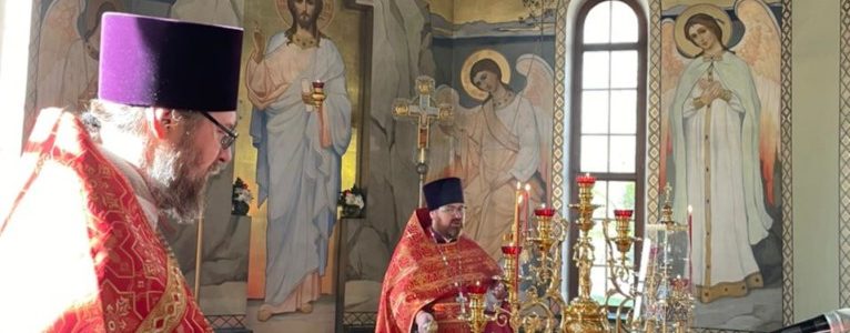 Третью годовщину со дня освящения храма в честь преподобного Серафима Саровского отметили соборным богослужением