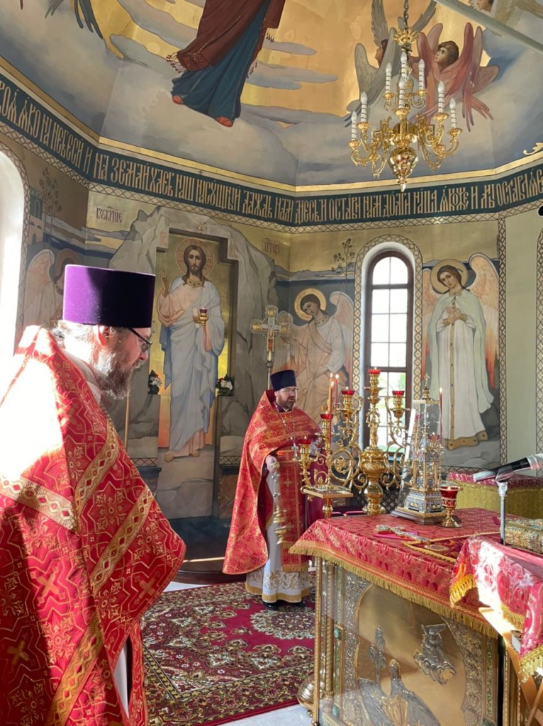 Третью годовщину со дня освящения храма в честь преподобного Серафима Саровского отметили соборным богослужением
