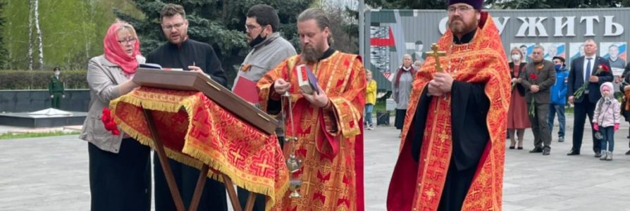 7 мая на пл. Героев был отслужен районный благодарственный молебен ко Господу Богу, певаемый в день Победы в Великой Отечественной Войне