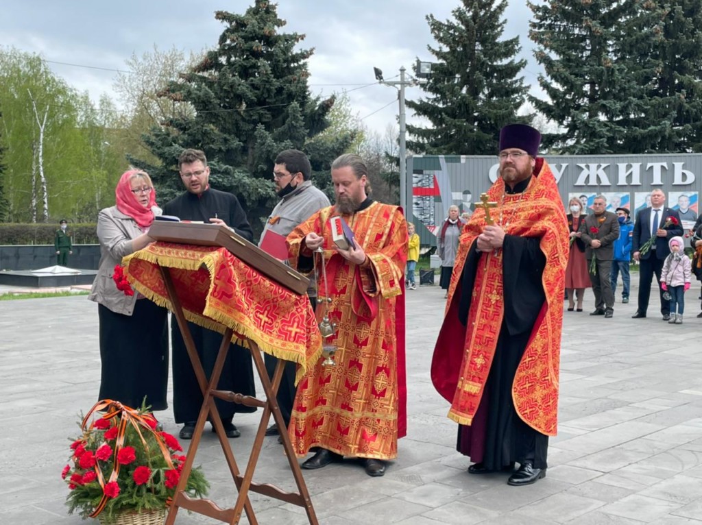 7 мая на пл. Героев был отслужен районный благодарственный молебен ко Господу Богу, певаемый в день Победы в Великой Отечественной Войне