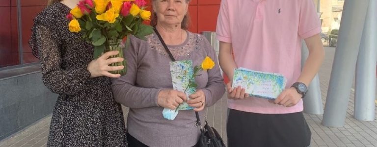 Волонтёры из молодежного движения Московского благочиния поздравляли всех дам с православным женским днём памяти святых жен-мироносиц