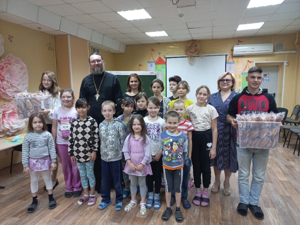 Представители Московского благочиния поздравили ребят из социально-реабилитационного центра для несовершеннолетних «Вера» с Хлебным Спасом