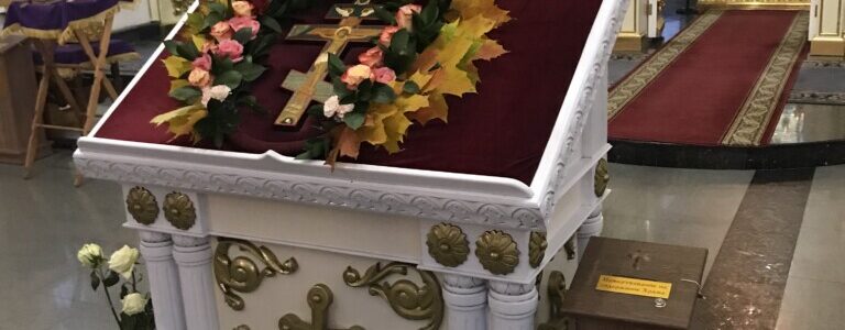 В канун праздника Воздвижения Креста Господня благочинный Московског округа совершил всенощное бдение