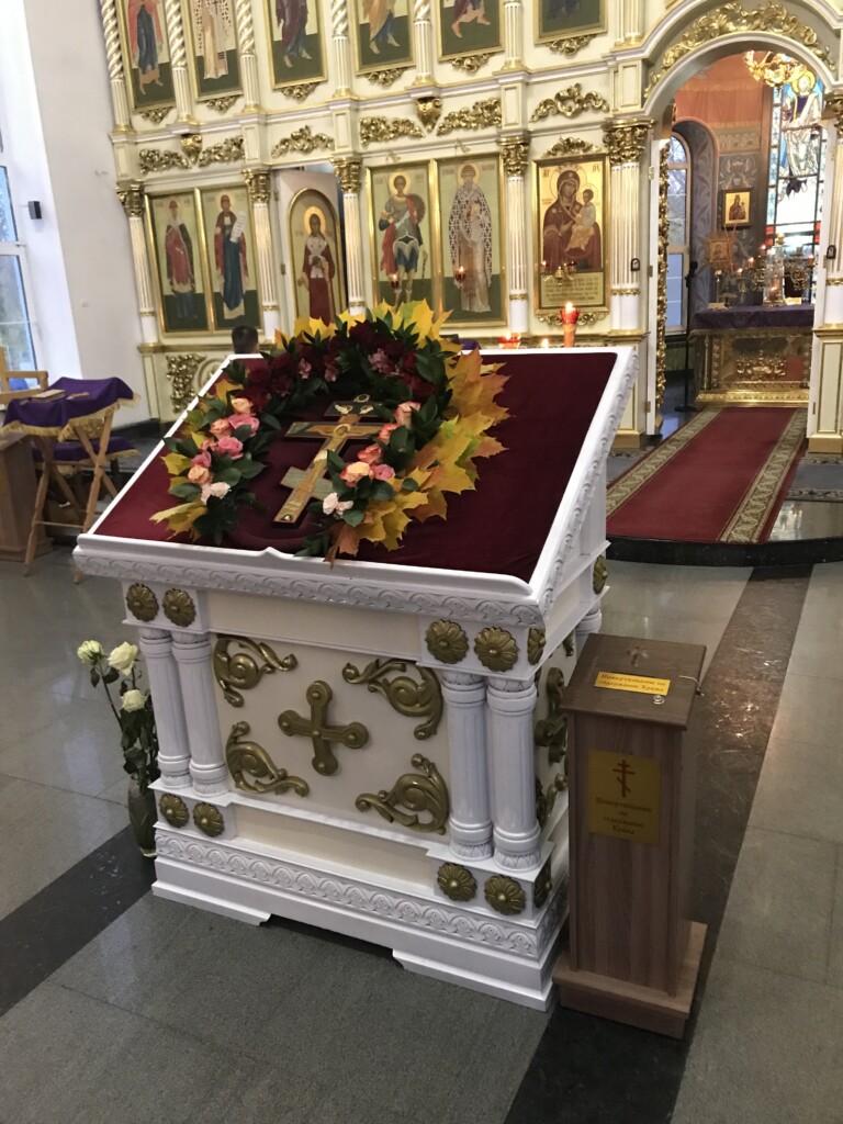 В канун праздника Воздвижения Креста Господня благочинный Московског округа совершил всенощное бдение