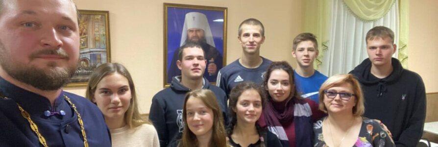 Благочинный Московского округа провел встречу с активистами волонтерского молодежного движения