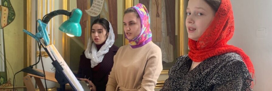 10 апреля активисты молодежного движения Московского благочиния спели на Божественной Литургии