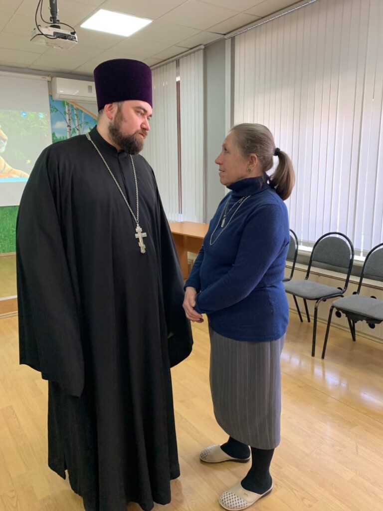 Клирик Московского благочиния побеседовал о Великом посте с подопечными центра социального обслуживания населения Московского района