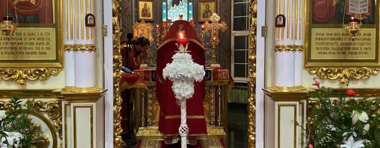 Благочинный Московского округа иерей Андрей Бандин возглавил ночную Пасхальную Божественную Литургию в центральном храме Московского благочиния