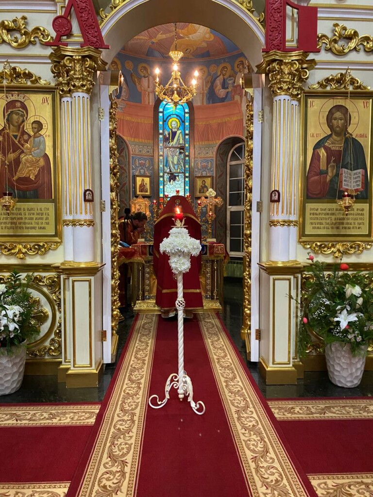 Благочинный Московского округа иерей Андрей Бандин возглавил ночную Пасхальную Божественную Литургию в центральном храме Московского благочиния