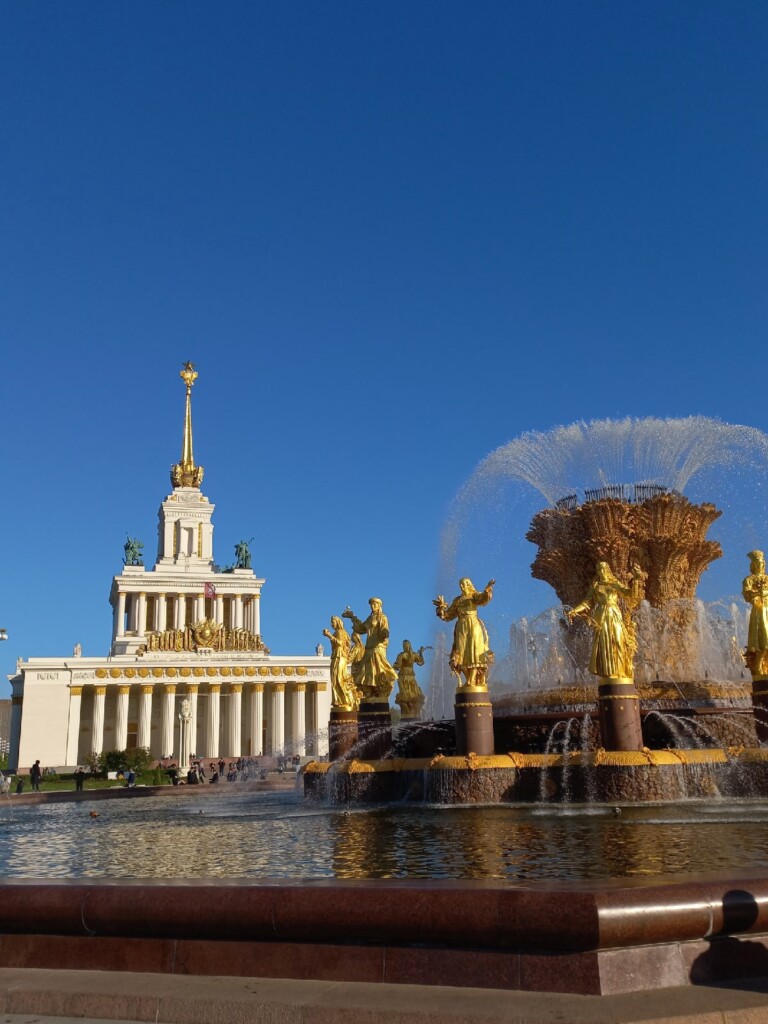 Молодежь Московского благочиния в ходе путешествия в Москву 22 мая 2022 года посетила ВДНХ
