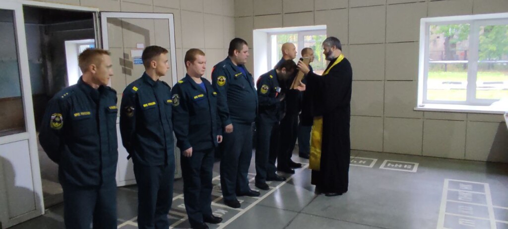 Исполняющий обязанности помощника благочинного Московского округа 17 сентября совершил водосвятный молебен в 25-й пожарно-спасательной части