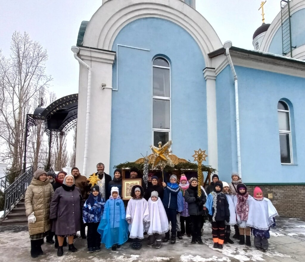 Сразу два Святочных шествия прошли от храмов Московского благочиния 15 января 2023 года