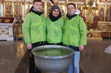 Волонтеры из Московского благочиния помогали на клиросном послушании и на розливе воды во время Богослужения на праздник Крещения Господня 19 января 2023 года