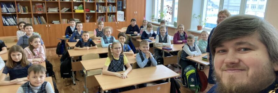 Помощник благочинного Московского округа иерей Иаков Покровский посетил школу №21 Московского района