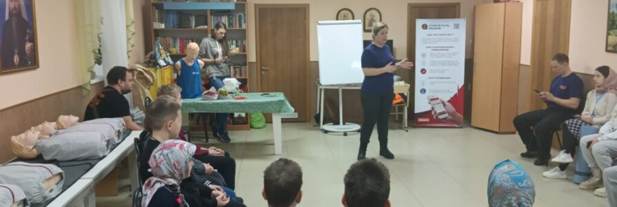Занятие со спасателями было организовано для воспитанников Воскресной школы и Военно-патриотической дружины в центральном храме Московского благочиния