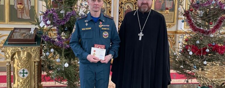 Награждение памятной медалью начальника пожарно-спасательной части № 25