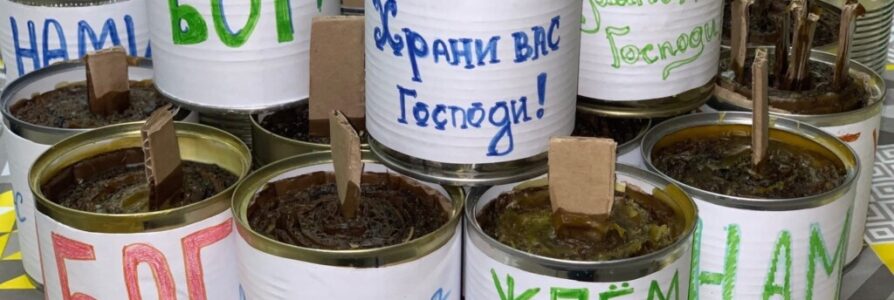 Волонтеры Московского благочиния изготовили первую партию окопных свечей