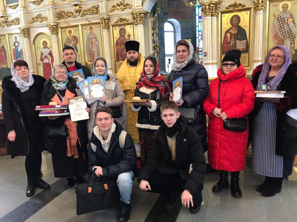 Награждение самых активных добровольцев благочиния. Празднование дня волонтера
