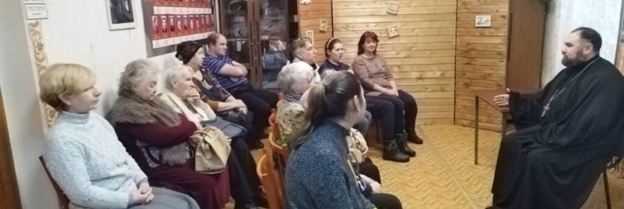 Священник провел просветительскую беседу в библиотеке