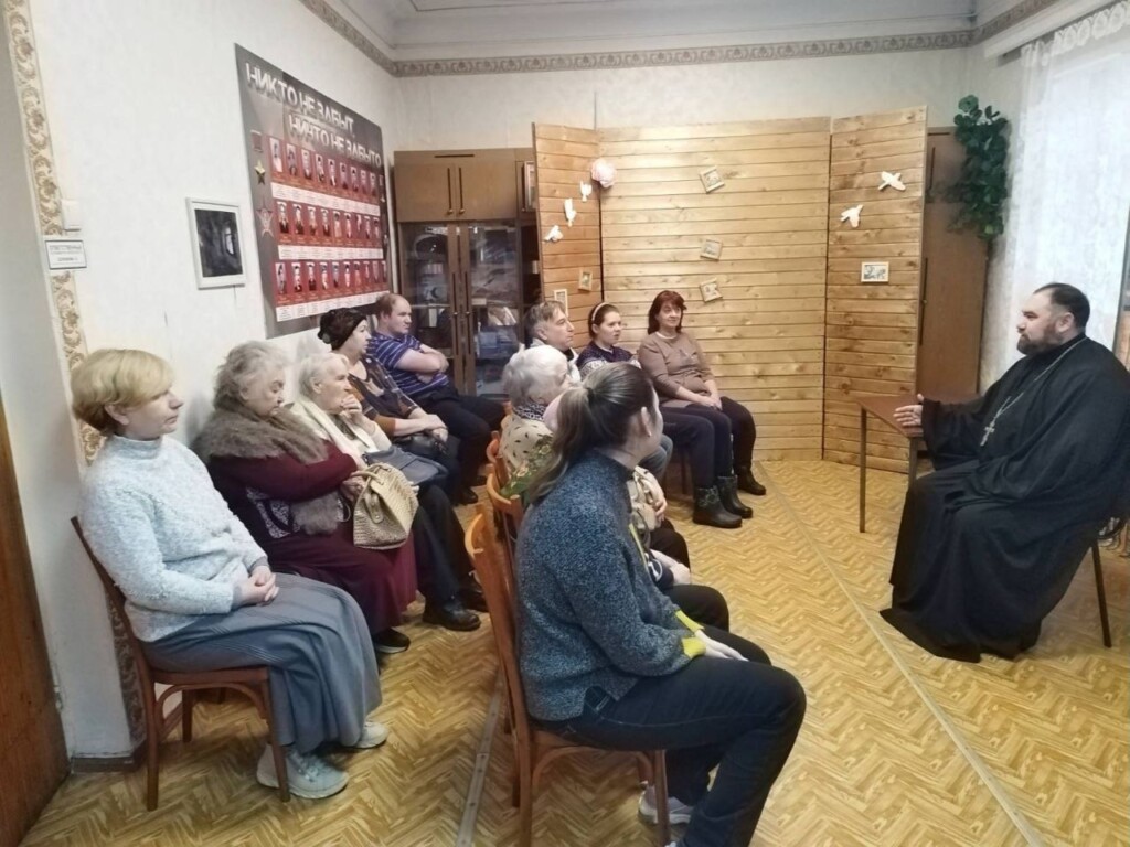 Священник провел просветительскую беседу в библиотеке