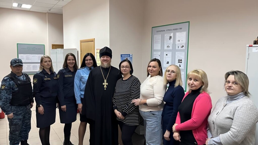 Священник провел просветительскую беседу с судебными приставами