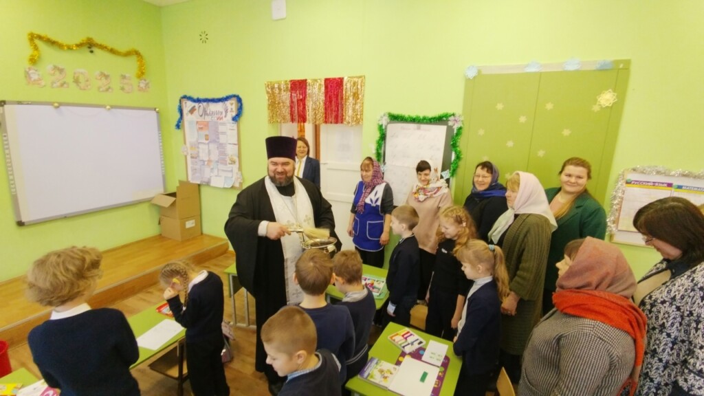 Священник посетил с пастырским визитом школу № 146 поселка Березовая пойма
