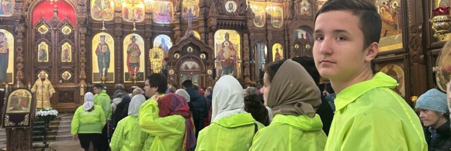 Волонтеры Московского округа помогали на Божественной Литургии в день годовщины хиротонии митрополита