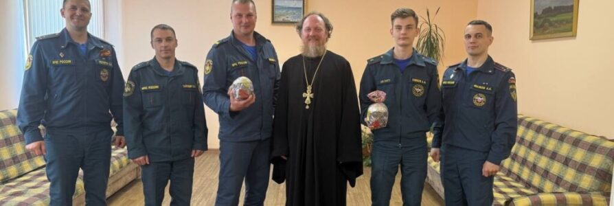 Помощник благочинного поздравил представителей ВС и ПО с Пасхой Христовой