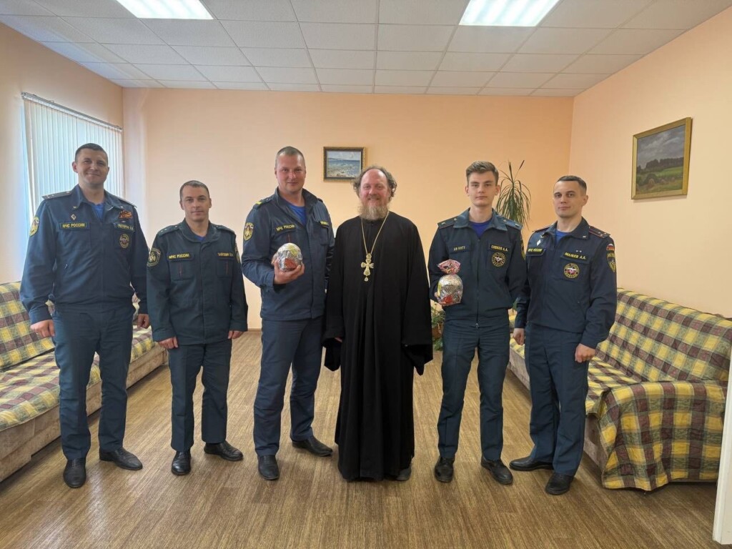 Помощник благочинного поздравил представителей ВС и ПО с Пасхой Христовой
