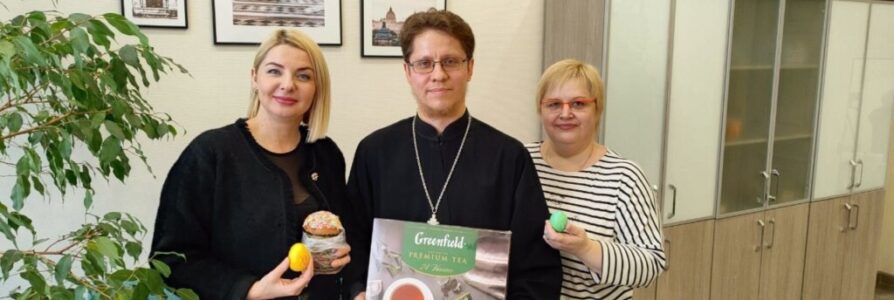 Помощник благочинного по миссионерской работе поздравил с Пасхой администрацию ДК