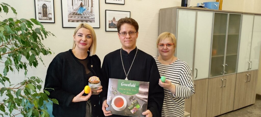 Помощник благочинного по миссионерской работе поздравил с Пасхой администрацию ДК