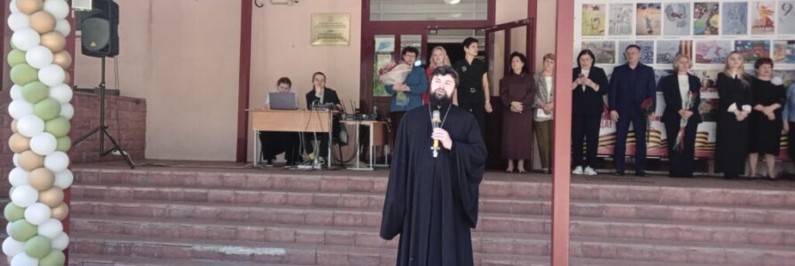 Священники благочиния посетили последние звонки в школах Московского района