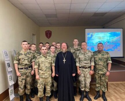 Священник провел беседу о Крещении Руси с военными