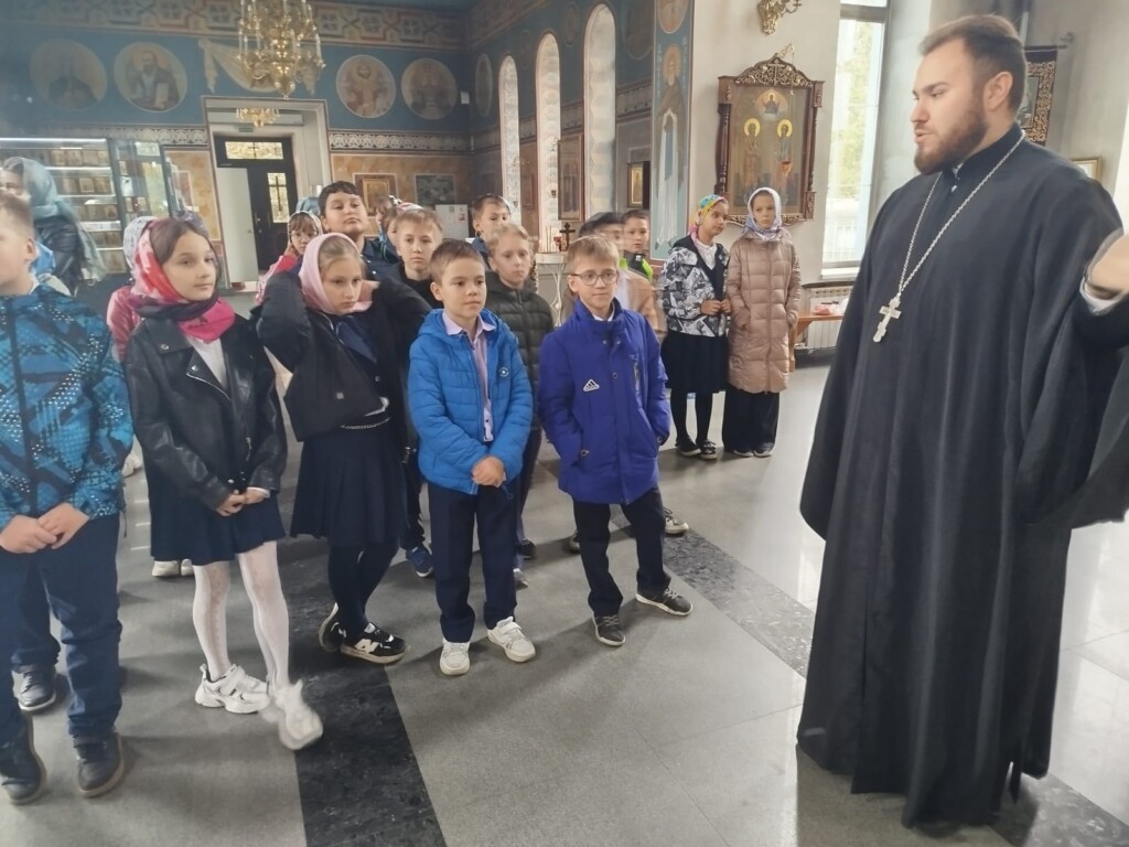 Для учеников школы № 139 провели экскурсию по центральному храму благочиния