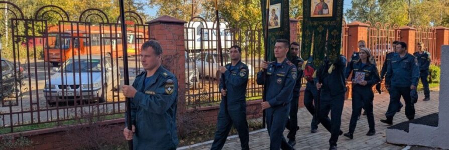 Сотрудники пожарной части № 25 посетили храм в честь Пресвятой Живоначальной Троицы