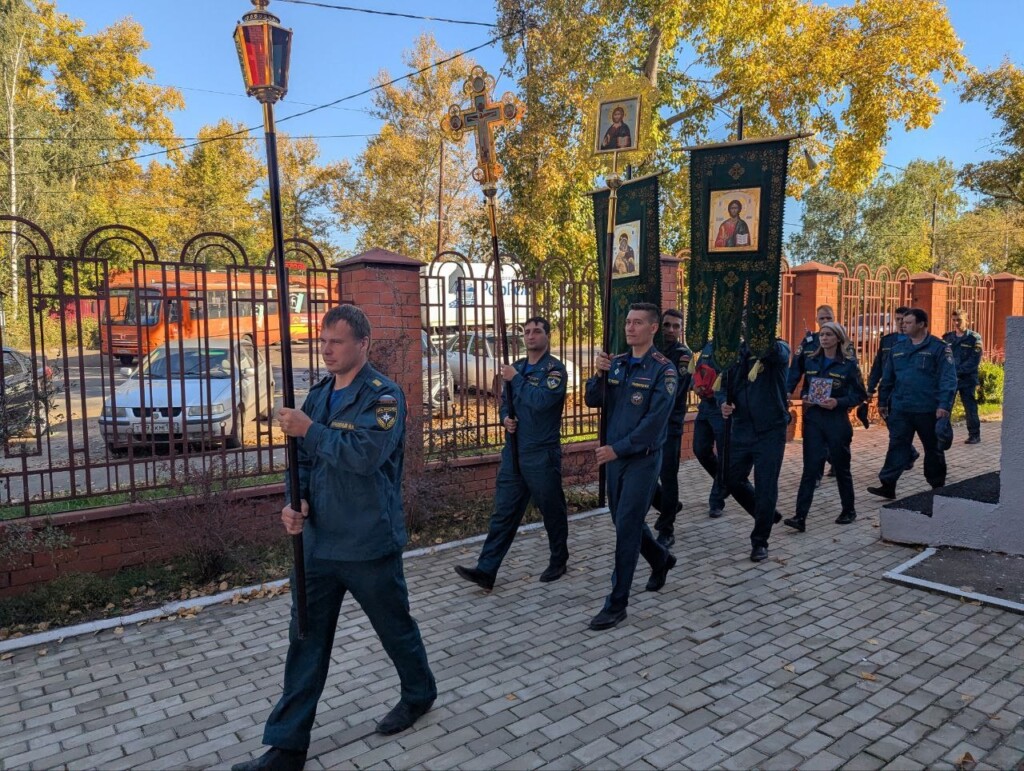 Сотрудники пожарной части № 25 посетили храм в честь Пресвятой Живоначальной Троицы