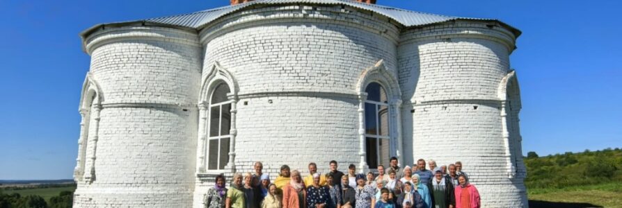 Ежегодная Божественная Литургия в разрушенном Троицком храме прошла в с. Горные Березники