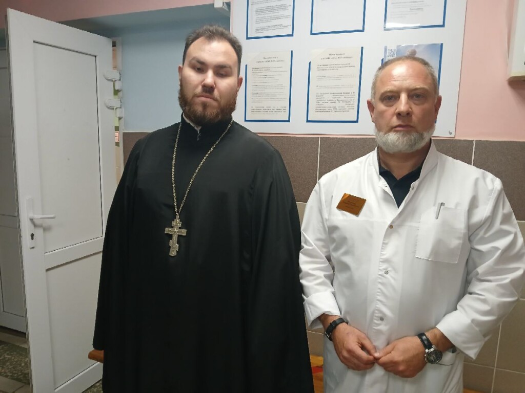 Помощник благочинного провел рабочее совещание с главным врачом детской больницы