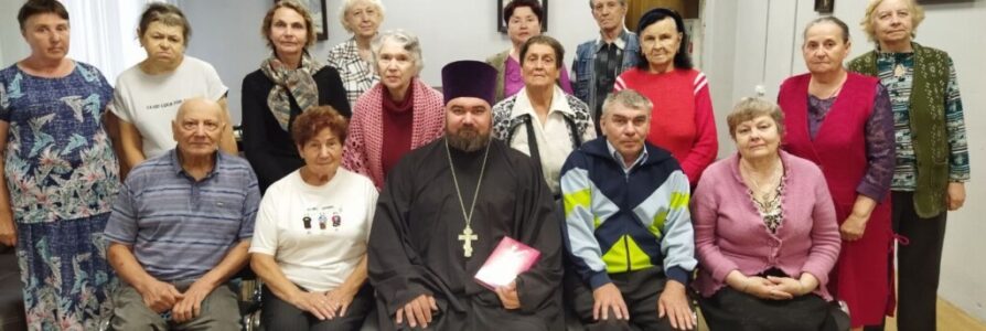 Помощник благочинного по культуре провел беседу в КЦСОН Московского района